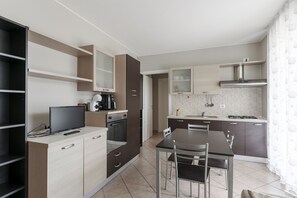 Een koelkast, een oven, een kookplaat, een vaatwasser