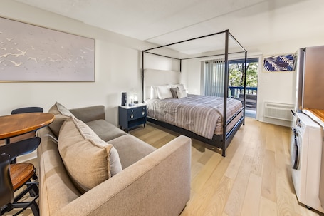 Iron/ironing board, WiFi, bed sheets. Beautiful new studio on the water