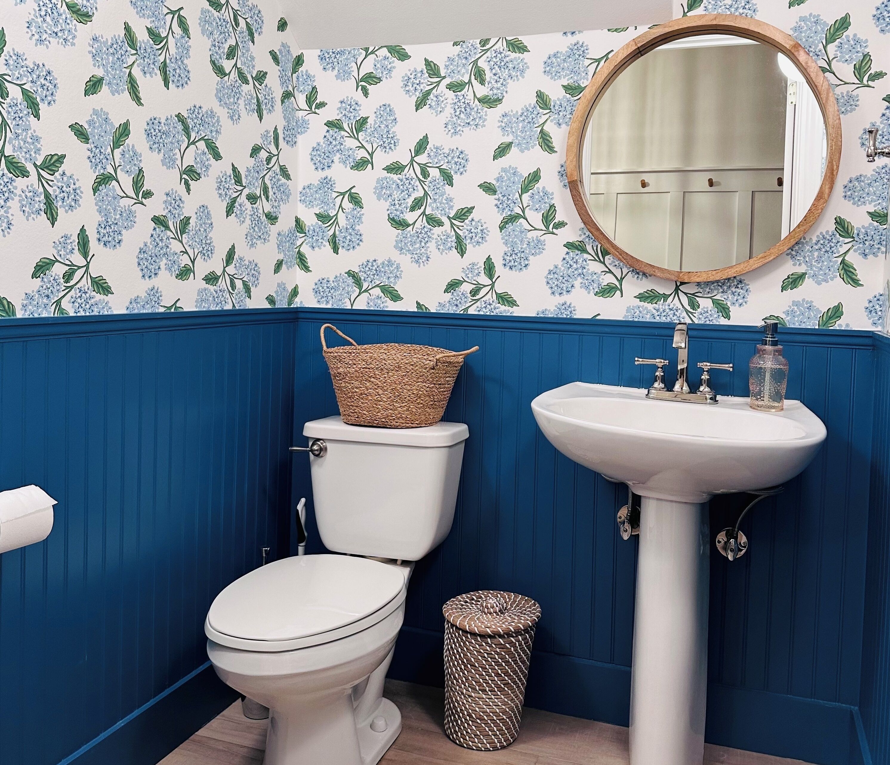 Un baño con inodoro, lavamanos y espejo.
