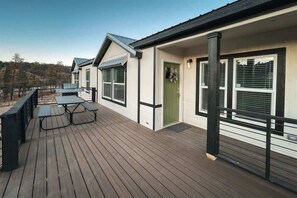 Outdoor dining - Mountain View Lodge (Ruidoso Downs)