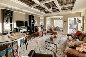 TV, fireplace, offices - Mountain View Lodge (Ruidoso Downs)