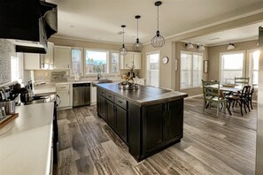 Fridge, microwave, oven, stovetop - Mountain View Lodge (Ruidoso Downs)