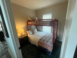 2 bedrooms, desk, WiFi, bed sheets - Skyview Retreat (Ruidoso Downs)