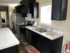 Fridge, microwave, oven, stovetop - Skyview Retreat (Ruidoso Downs)