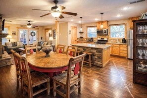 Dining - Sleepy Bear Cabin Sum (Ruidoso)