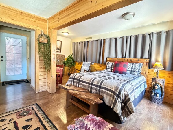 3 bedrooms, desk, WiFi, bed sheets