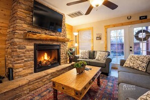 TV, fireplace - Sleepy Bear Cabin Sum (Ruidoso)