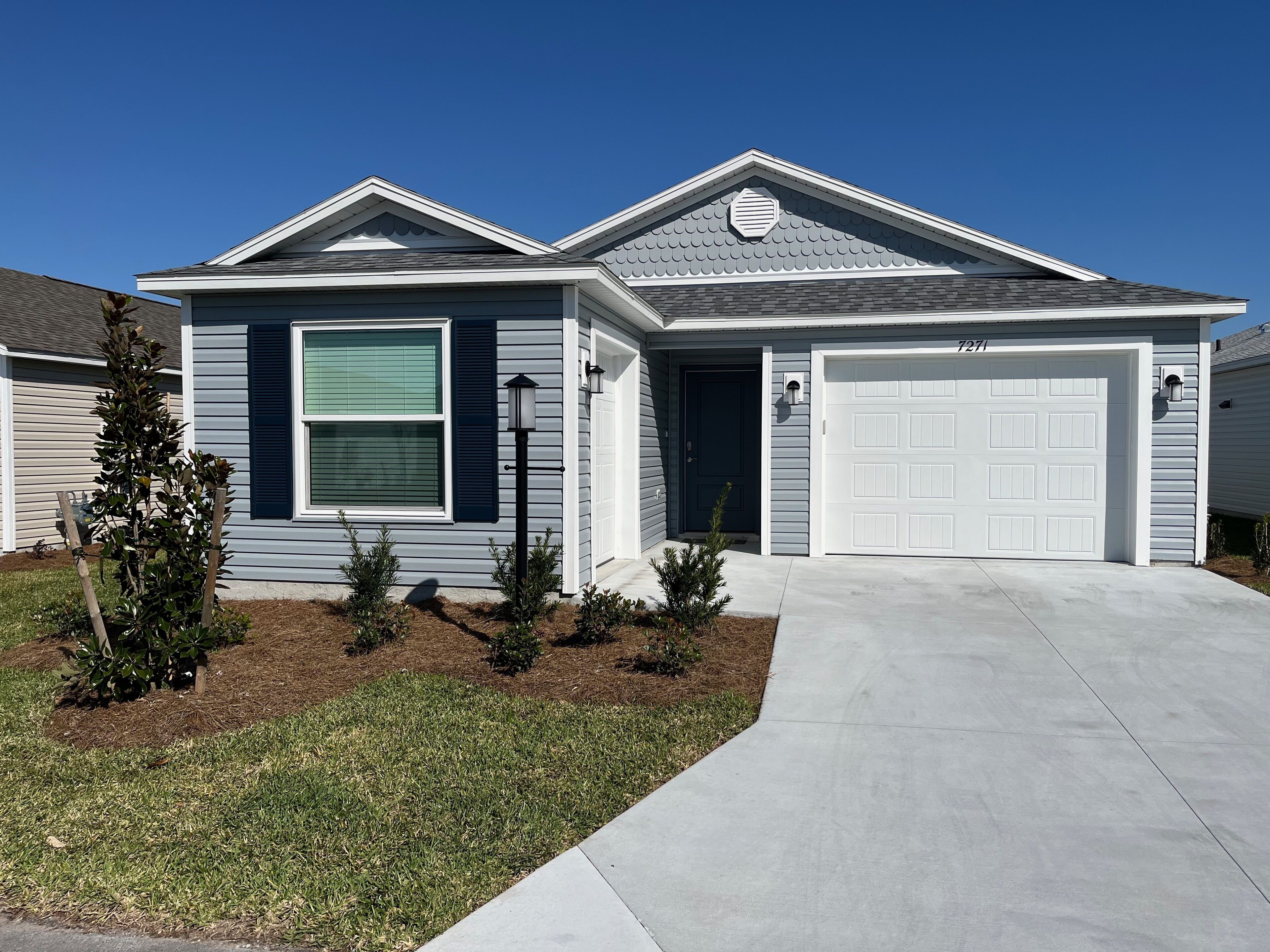 BRAND NEW BEAUTIFULLY Decorated 3/2 VILLA in Lake Denham Villages