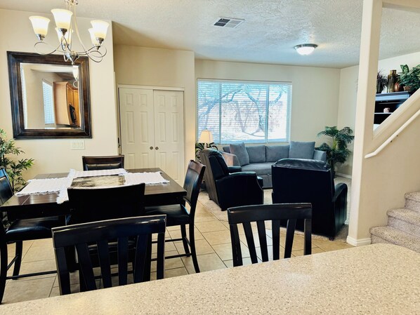 Interior - Palm Paradise by Mesquite Vacation Rentals with Community Pool, Two Primary Suites and $510 in free daily activities (Mesquite)