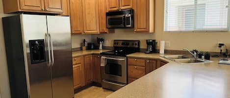 Refrigerador, microondas, horno y parrilla de estufa