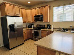 Fridge, microwave, oven, stovetop - Palm Paradise by Mesquite Vacation Rentals with Community Pool, Two Primary Suites and $510 in free daily activities (Mesquite)