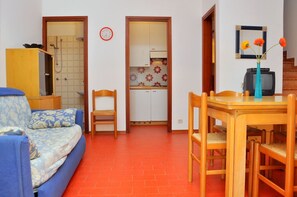 Apartment, 2 Bedrooms, Patio, Garden View | Interior