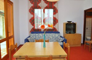 Apartment, 2 Schlafzimmer, Balkon, Gartenblick | Esszimmer