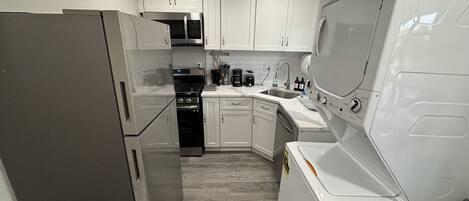 ثلاجة، ميكروويف، فرن، موقد طهي مسطح