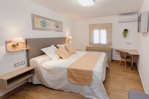 Gallery Apartment | Premium bedding, memory foam beds, in-room safe, iron/ironing board