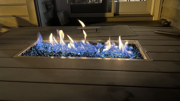 Ein Feuerbereich mit blauen Glassteinchen und Flammen.