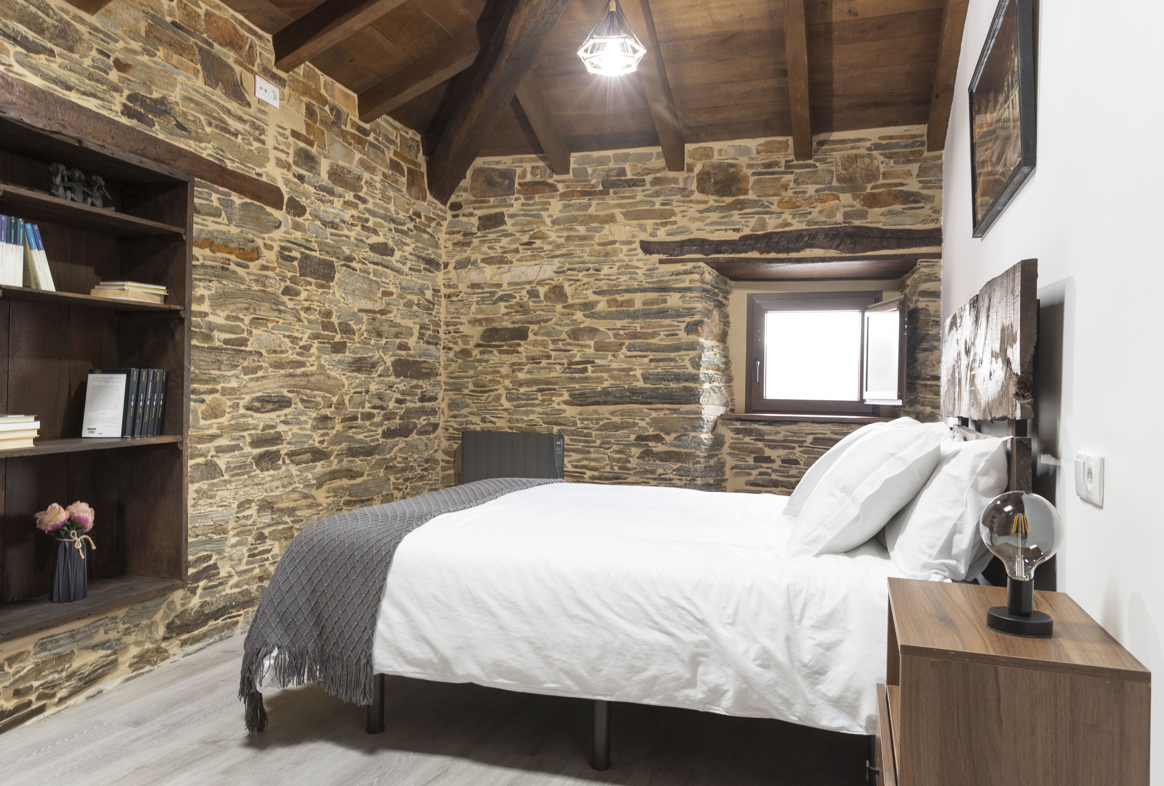 2 habitaciones, tabla de planchar con plancha, wifi y ropa de cama 