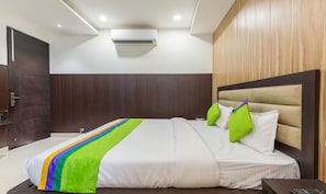 Quarto casal standard | Cofres nos quartos, escrivaninha, ferros/tábuas de passar roupa