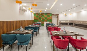 Dining - Treebo Gatiman (Dera Bassi)