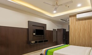 Kamar Double Deluks | Brankas, meja kerja, setrika/meja setrika, dan seprai linen