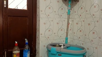 Secador de cabelo, bidê, toalhas de banho, sabonete