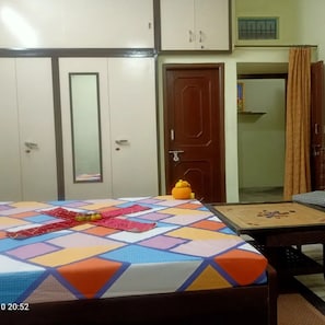 2 Schlafzimmer, Schreibtisch, Bügeleisen/Bügelbrett, kostenloses WLAN