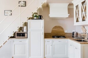 Réfrigérateur, four à micro-ondes, surface de cuisson, lave-vaisselle