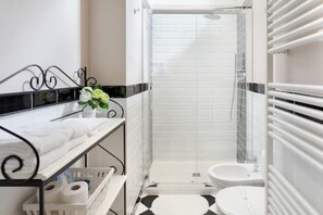 Ducha, secador de pelo, bidet