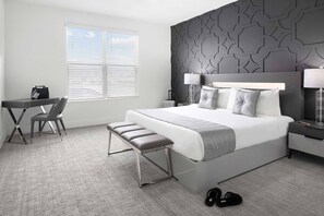 6 Schlafzimmer, Schreibtisch, Bügeleisen/Bügelbrett, Reisekinderbett