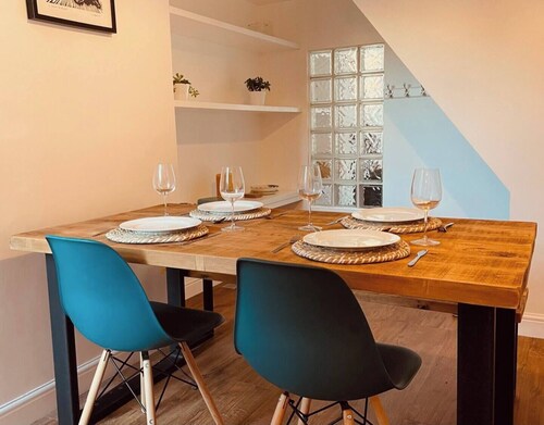 Seal Cottage is a modern, two-bedroom house, centrally located and boasting a secluded garden.