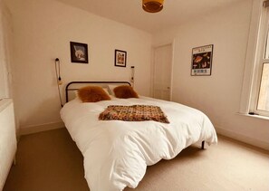 2 Schlafzimmer, Schreibtisch, Bügeleisen/Bügelbrett, Reisekinderbett