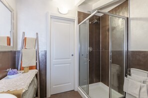 Shower, hair dryer, bidet, towels - MATTHEWS 4 (Desenzano del Garda)