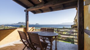 Outdoor dining - Essenza Di Sardegna - One Bedroom Apartment, Sleeps 4 (Punta Pedrosa)