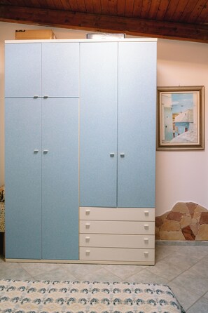 2 bedrooms, iron/ironing board, bed sheets