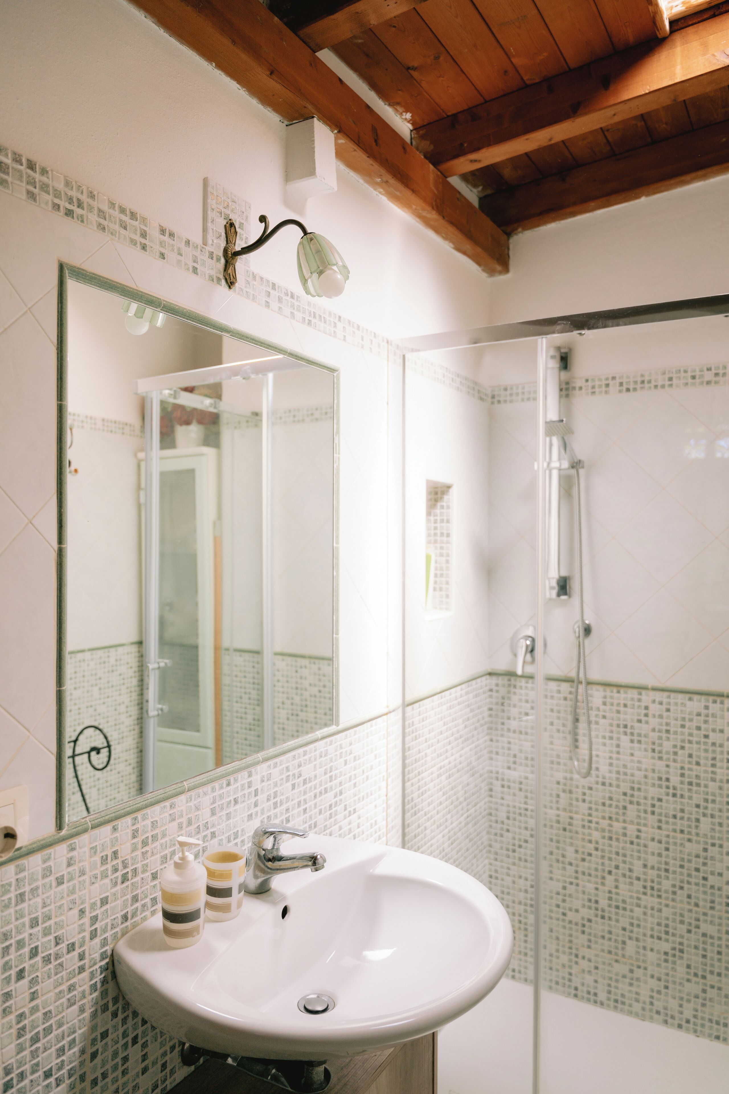 Secadora de cabello, toallas, papel de baño 