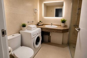 Shower, hair dryer, towels, soap - PLATAN ApartHotel - Family sized condo with pool, 2 min from the beach! (Salou)