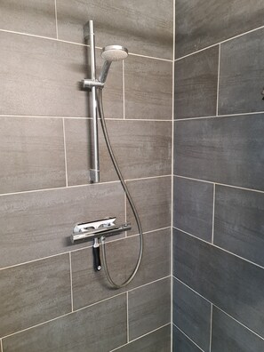 Standard Quadruple Room | Bathroom | Shower, hair dryer, towels, soap - Olsson B&B (Randers)