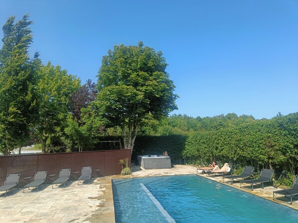 Außenpool (je nach Saison geöffnet), Liegestühle