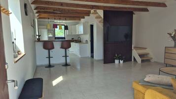 Deluxe Cottage | Living room
