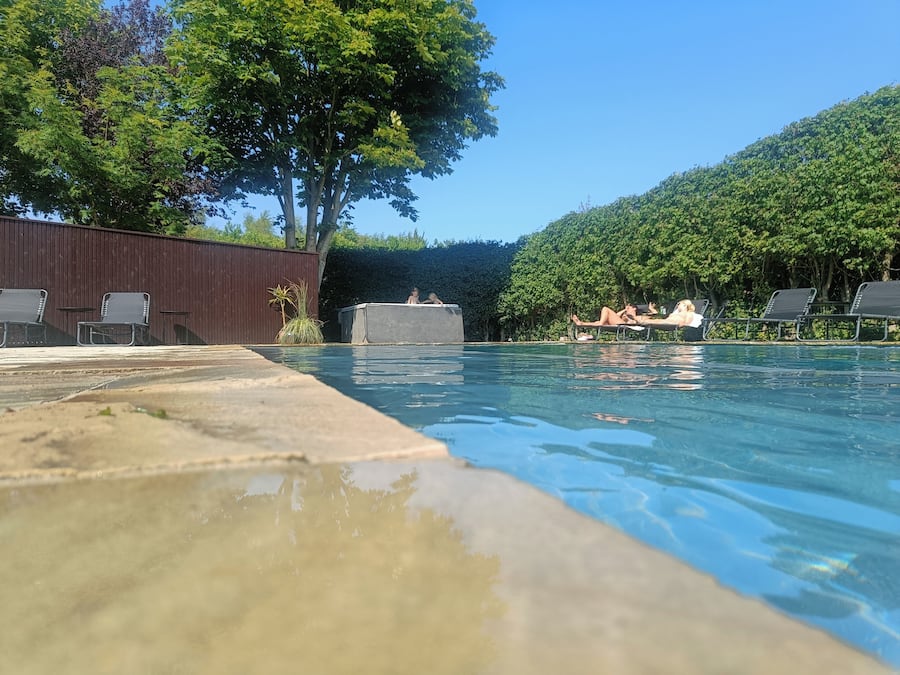 Sæsonbestemt udendørs pool, åben fra kl. 10.00 til kl. 19.00, liggestole