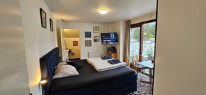 Habitación Deluxe doble | Ropa de cama de alta calidad y decoración individual