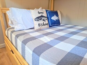 2 bedrooms, travel crib, WiFi, bed sheets - Timber Point - Cozy Cabin Near SDC and Table Rock! (Branson)