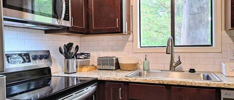 Refrigerador, microondas, horno y parrilla de estufa