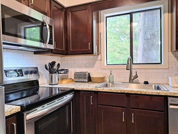 Fridge, microwave, oven, stovetop - Timber Point - Cozy Cabin Near SDC and Table Rock! (Branson)