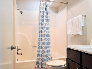 Dusche, Haartrockner, Handtücher, Toilettenpapier
