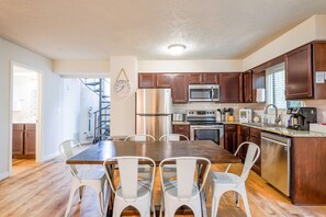 冷蔵庫、電子レンジ、オーブン、コンロ