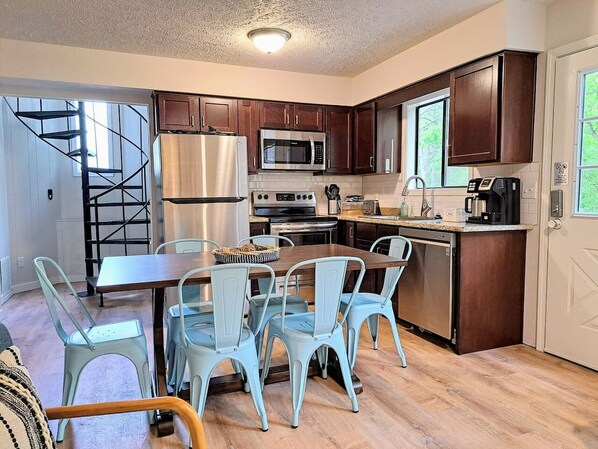 Fridge, microwave, oven, stovetop - 2 Cabins in One! Sleeps 22, Cabins on Indian Point (Branson)