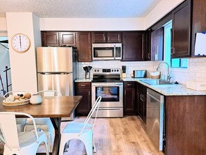 Fridge, microwave, oven, stovetop - Timber Point - Charming cabin mins to Marina & SDC (Branson)