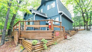 A log cabin with an exit sign, surrounded by trees and gravel. - Tribesman #1 Renovated, Near Silver Dollar, Lake (Branson)