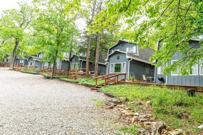 Exterior - Tribesman Resort #2 - Renovated Cabin, Minutes to Silver Dollar, Great Location! (Branson)